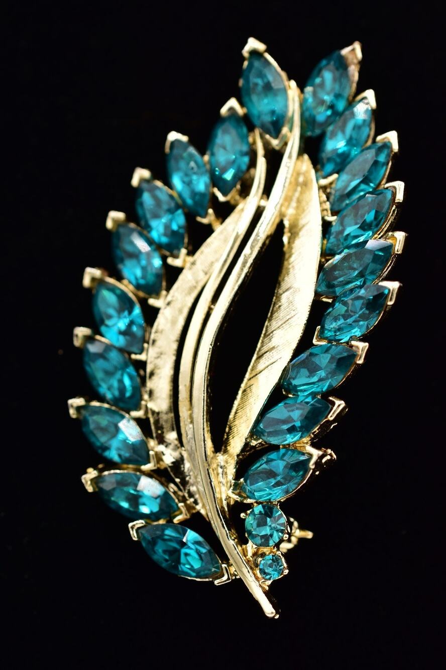 Vintage Crystal Leaf Pin Brooch Teal Blue Green Gold Tone Chunky 1970s BinBP